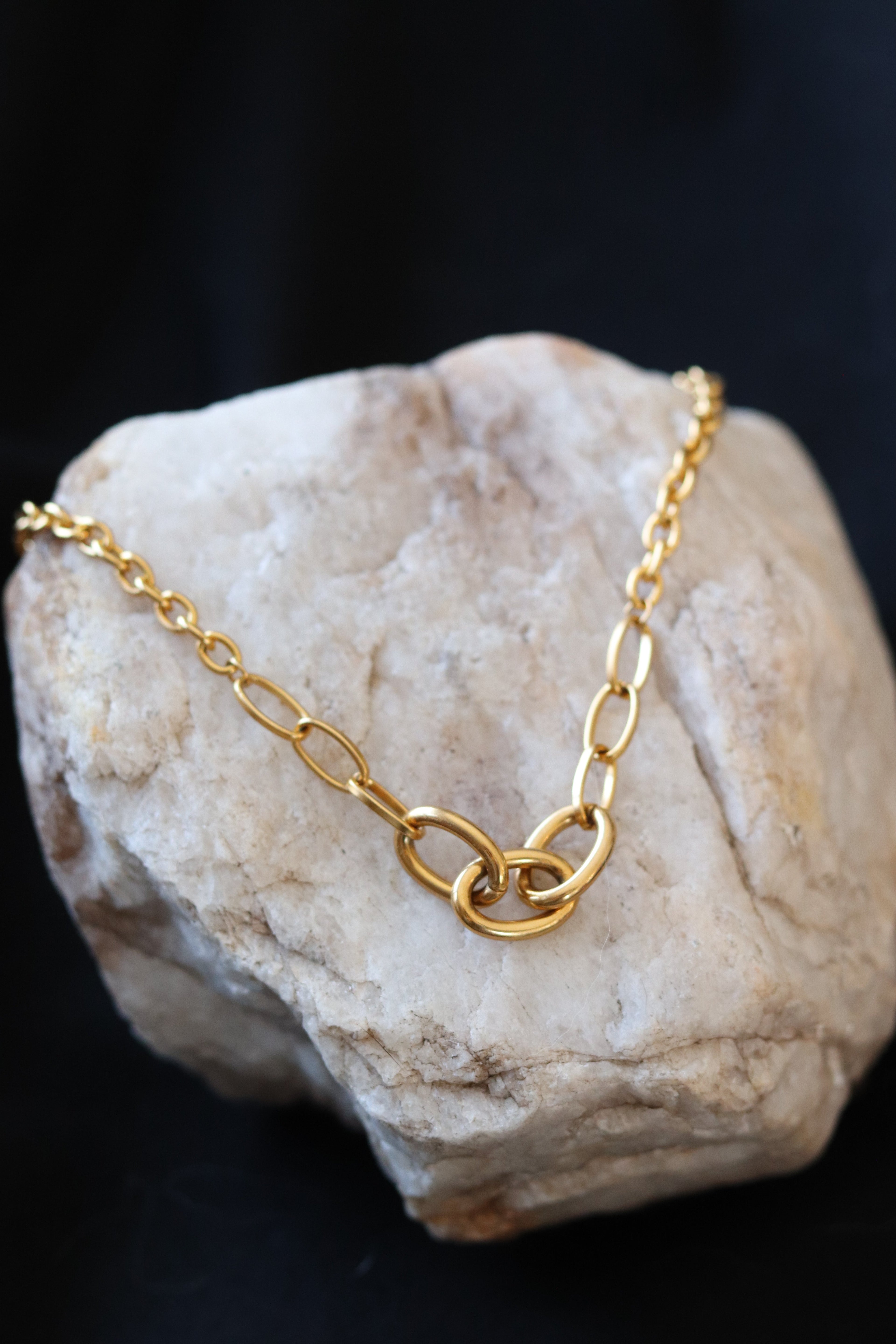 Ophelia Gold Toggle Necklace – 18K Gold Plated Stainless Steel Oval Link Chain