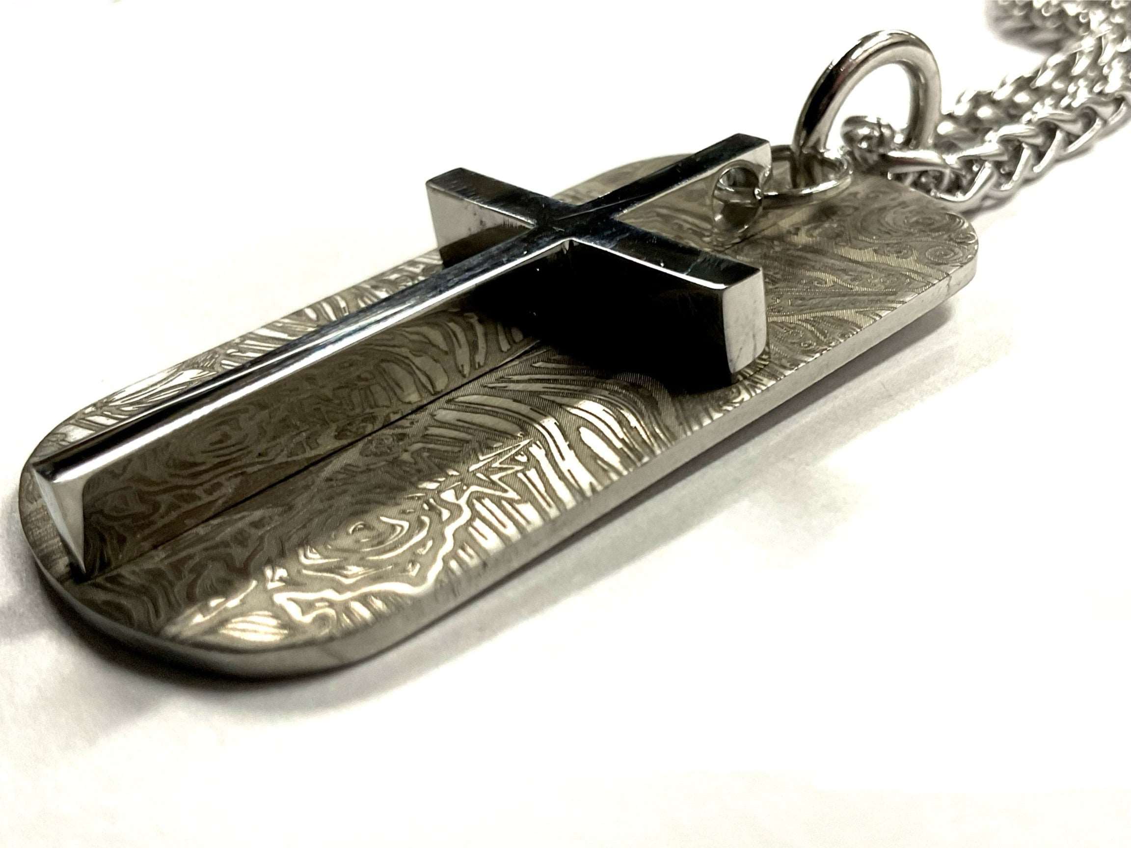 Engraved jesus image dog tag necklace with overlaying cross waterproof medallion with heavy keel chain for men