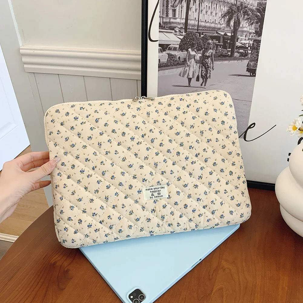 Flower Print Quilted Laptop Sleeve – Padded Laptop & Tablet Case for 11–15 Inch (280–390 mm)