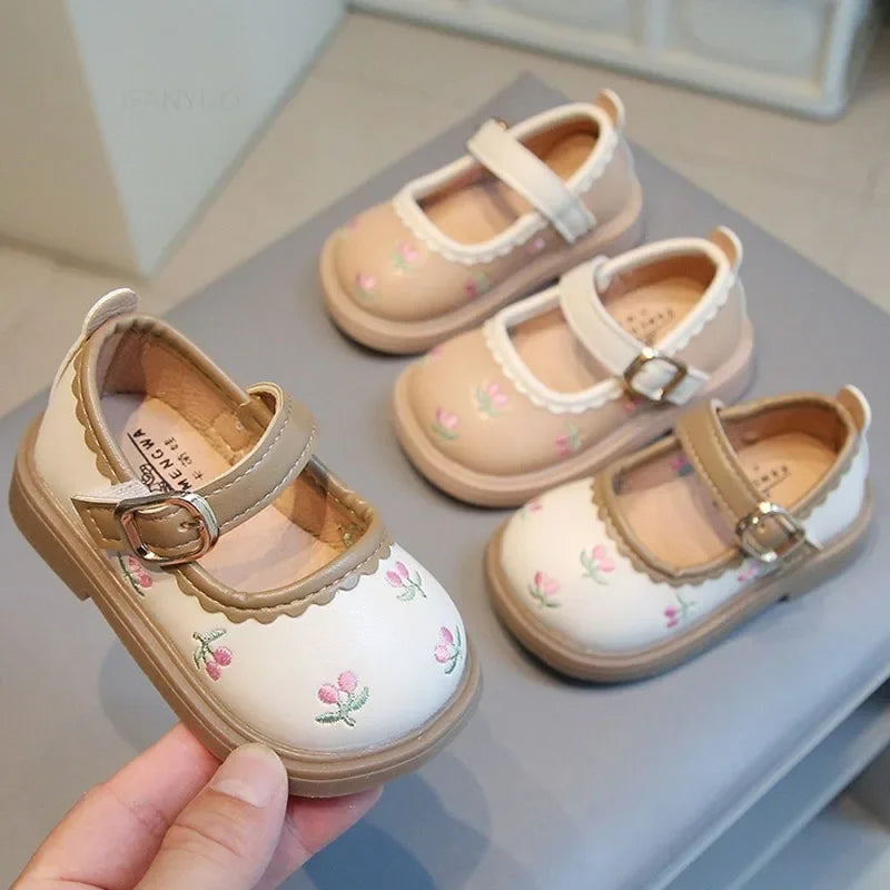 Girls Embroidered Flower Mary Jane Shoes – Soft PU Leather Princess Flats for Toddlers & Kids (About 12–16 cm / 4.7–6.3 in)